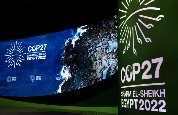[Translate to Deutsch:] Event screens with the text COP27 Sharm El-Sheikh, Egypt 2022